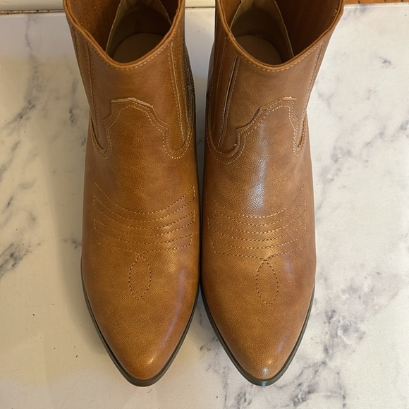 Chase + Chloe Brown Leather Western Pointed Toe Ankle Short Boot. Size: 8.5 - Picture 5 of 8